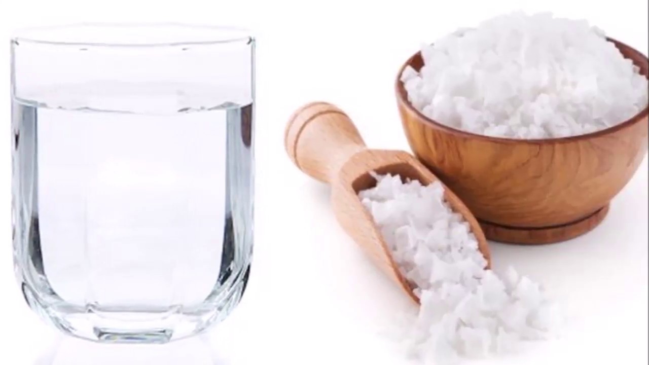 Jätä lasi vettä ja karkeaa suolaa jääkaappiin: miksi se on tarpeen ja miksi sitä suositellaan.