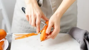 Miksi on suositeltavaa sekoittaa porkkanankuoria ja ruokasoodaa?