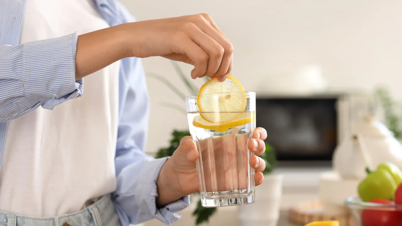 Kuinka hyödyllistä munuaisten kannalta on juoda päivittäin kivennäisvettä sitruunan kanssa?