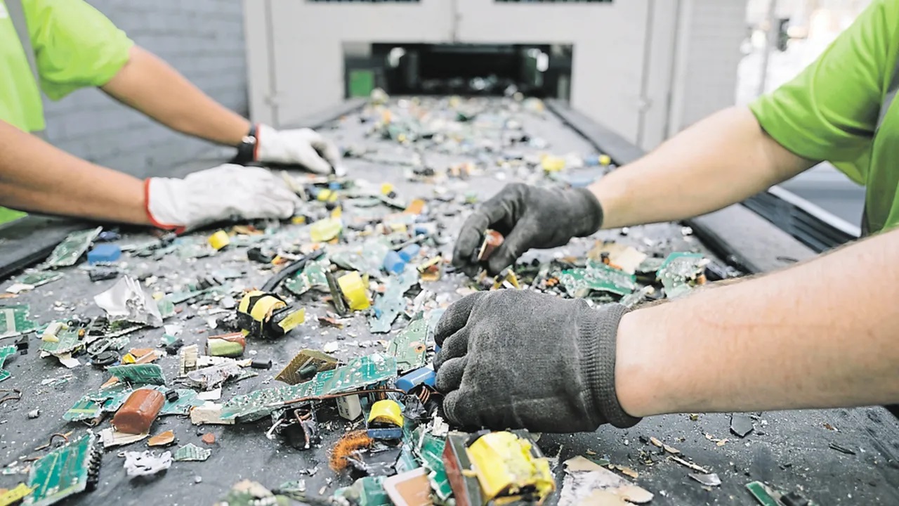 Kotona kertyvissä elektroniikkajätteissä voi olla piilossa niin paljon kultaa, että siitä voi saada 22 karaatin kultaharkon.