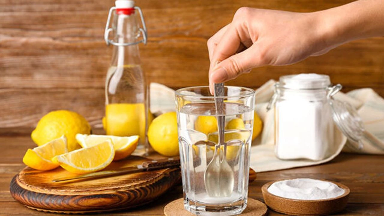 Etikan ja sitruunan yhdistelmä: miksi sitä suositellaan ja mihin tämä kotitekoinen yhdistelmä on hyödyllinen.