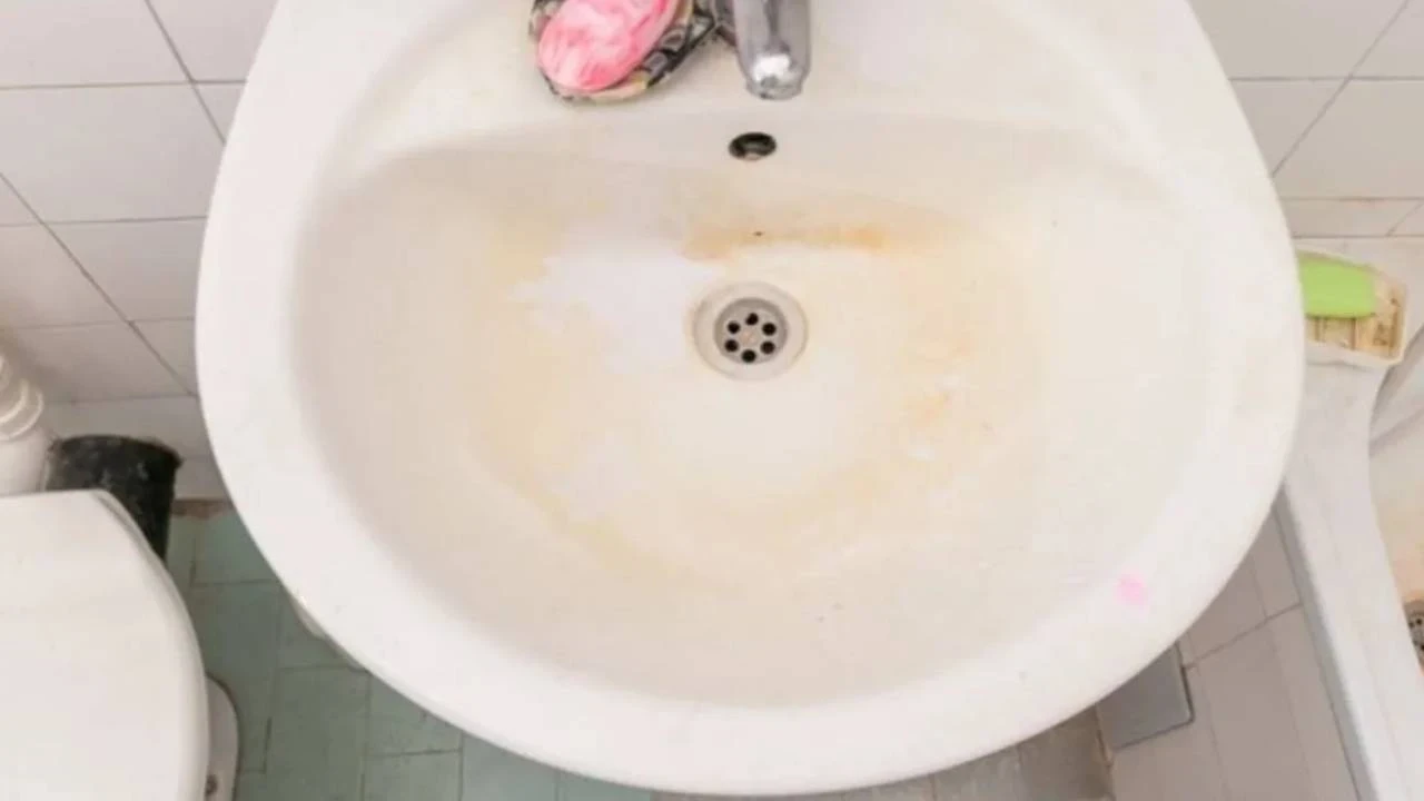 Sano hyvästit pesualtaan keltaisille tahroille: tapa poistaa sitkeä kalkkikerrostuma ja palauttaa valkoinen väri vahingoittamatta hanoja.