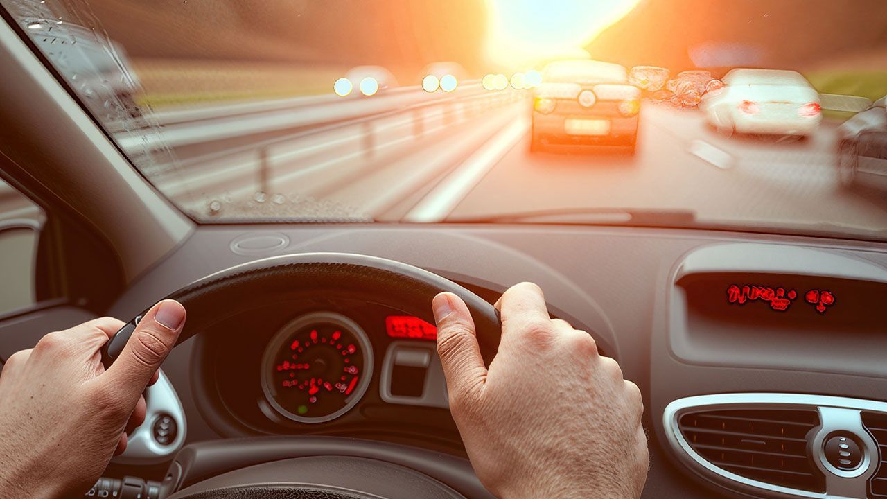 Hallitus tarkastaa jokaisen ajoneuvon varmistaakseen, että se täyttää yhden liikenneviraston perusvaatimuksista.