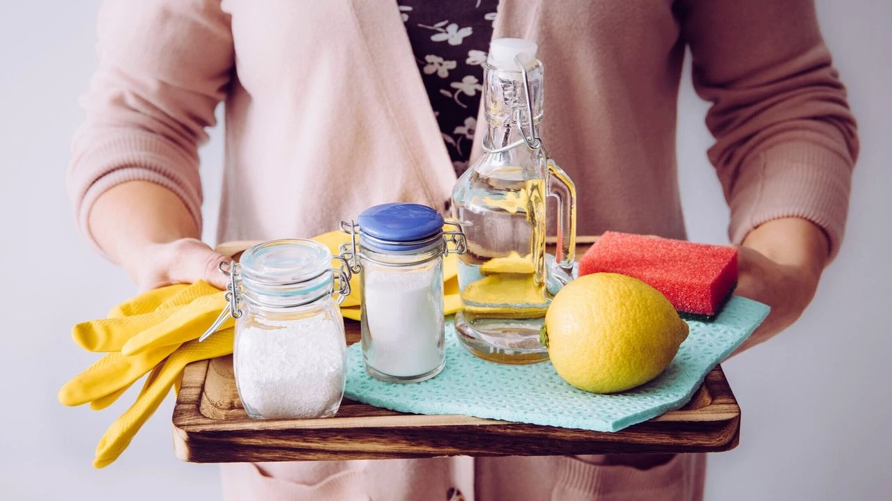 Etikan suihkuttaminen vaatteiden hikijälkiin: miksi se on tarpeen ja miten se tehdään.