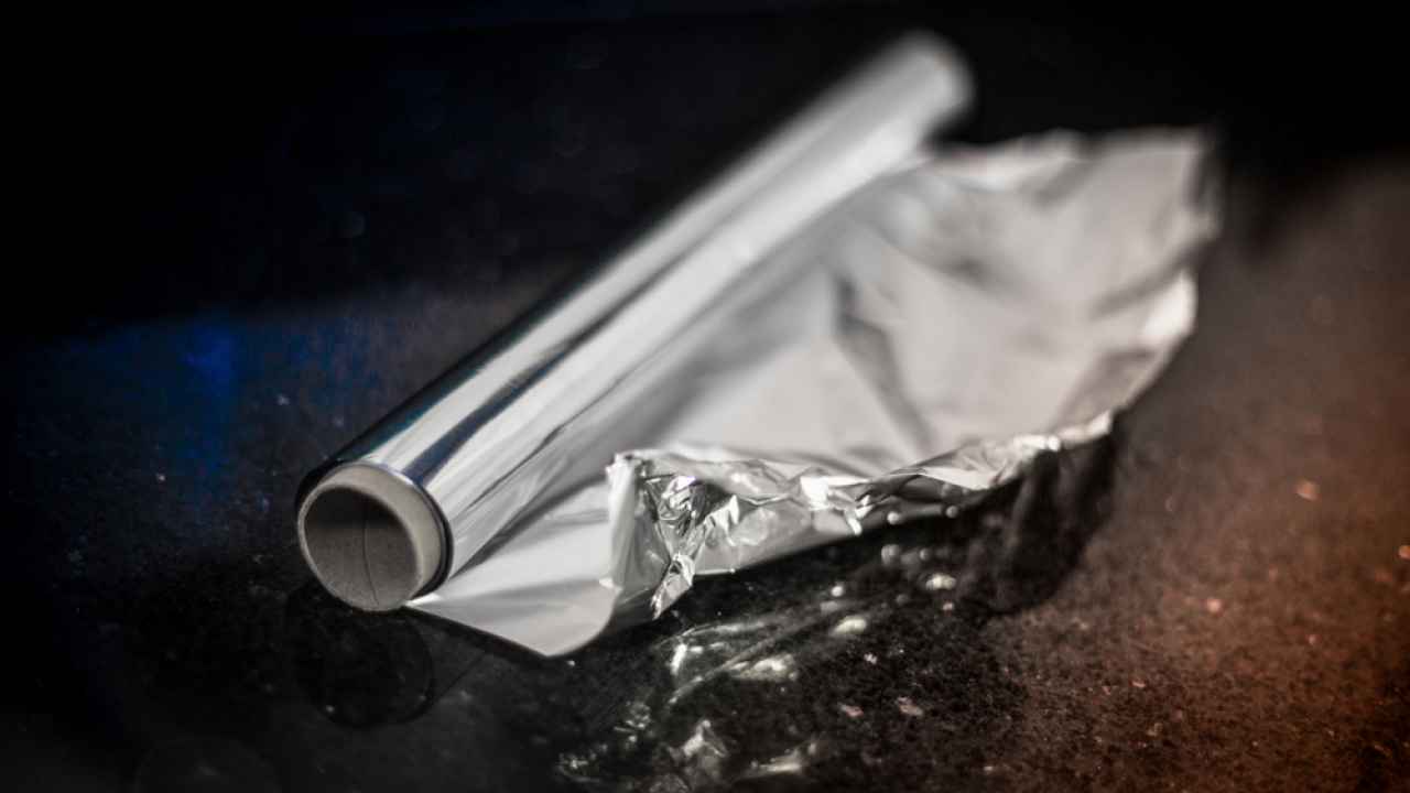 Alumiinifolion käyttö suihkuseinän ohjainlistassa: miksi se on suositeltavaa ja mihin sitä tarvitaan.