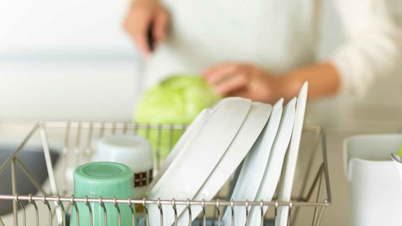 Kuinka pestä astiat oikein ja estää epämiellyttävien hajujen syntyminen.