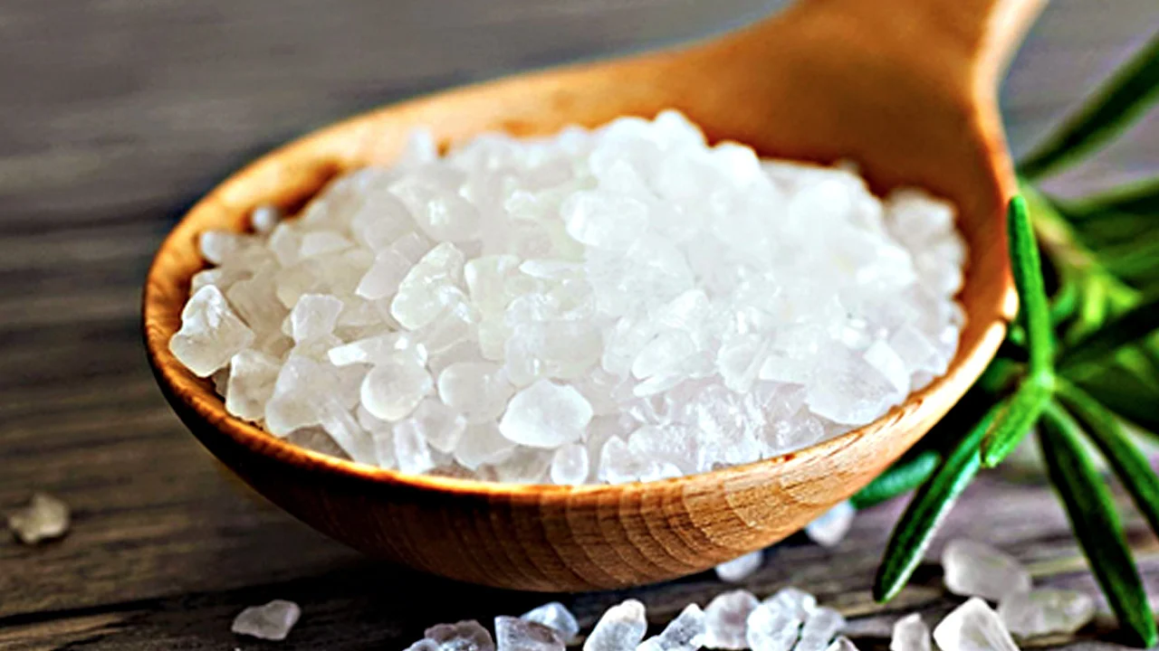 Karkean suolan kaataminen wc-pönttöön: miksi se on suositeltavaa ja kuinka usein se tulisi tehdä.