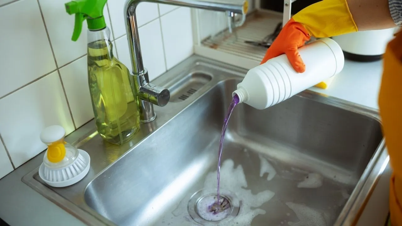 Valkaisuaineen kaataminen viemäriin: miksi se on suositeltavaa ja mitkä ovat sen edut.