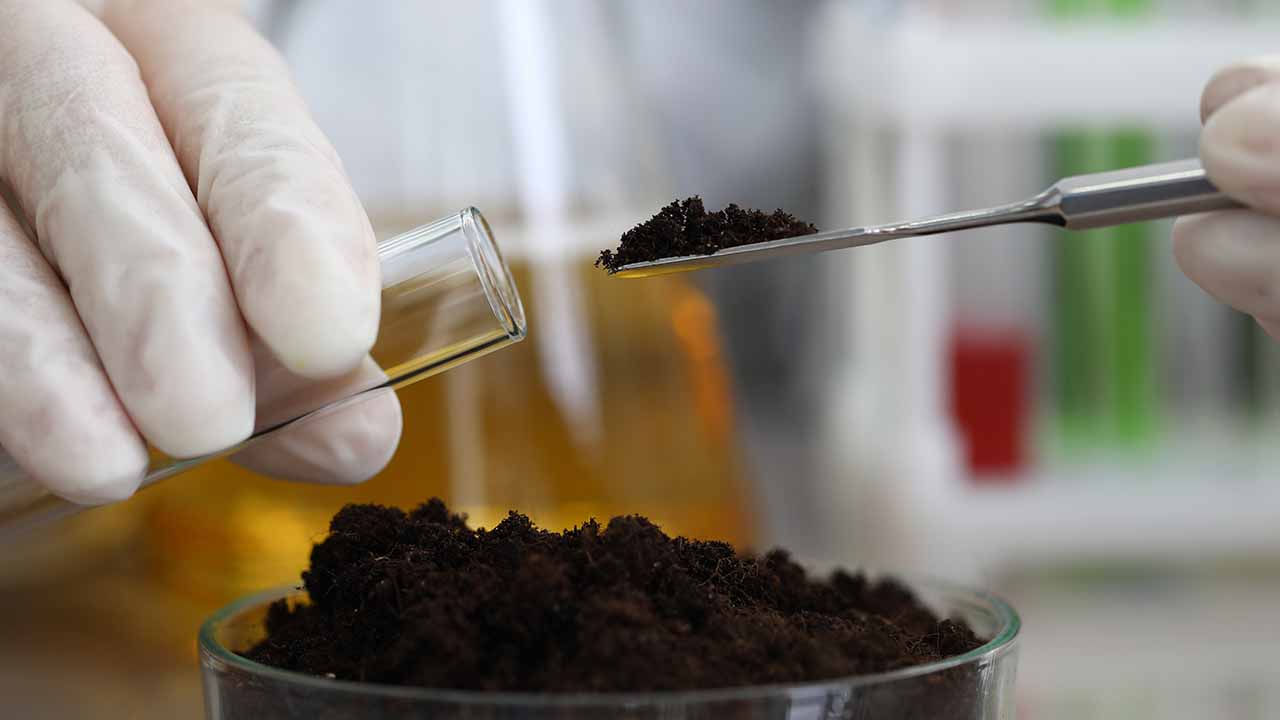 Ympäristöystävällisen lannoitteen valmistaminen tyhjästä: tutkijat ovat kehittäneet menetelmän, jolla ammoniakkia voidaan tuottaa ilman päästöjä huoneenlämmössä käyttämällä kalsiumia.