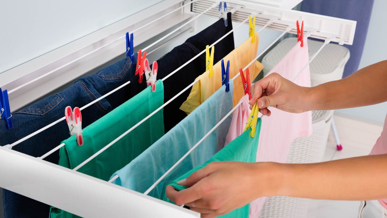 Asiantuntijat ovat yhtä mieltä: ”Sateisina päivinä vaatteiden kuivaamiseen kotona riittää mopinvarsi ja lämmitin”.