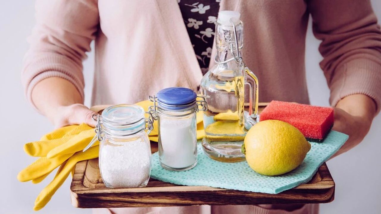 Siivousasiantuntija: ”Oranssit liinat sopivat täydellisesti lasin ja peilien puhdistukseen. Veden ja etikan avulla ne kiiltävät hetkessä.”