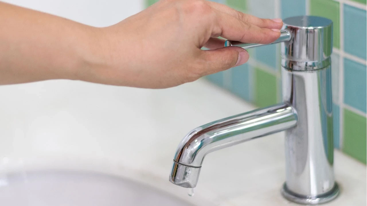 Hanojen voitelu lastenvoiteella: miksi se on tarpeen ja miksi sitä suositellaan.