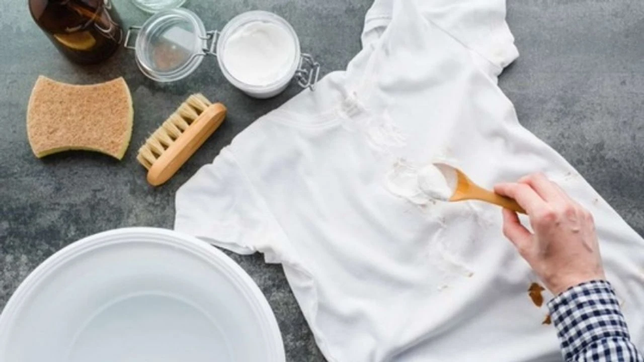 Etikan suihkuttaminen vaatteiden hikijälkiin: miksi se on tarpeen ja miten se tehdään.