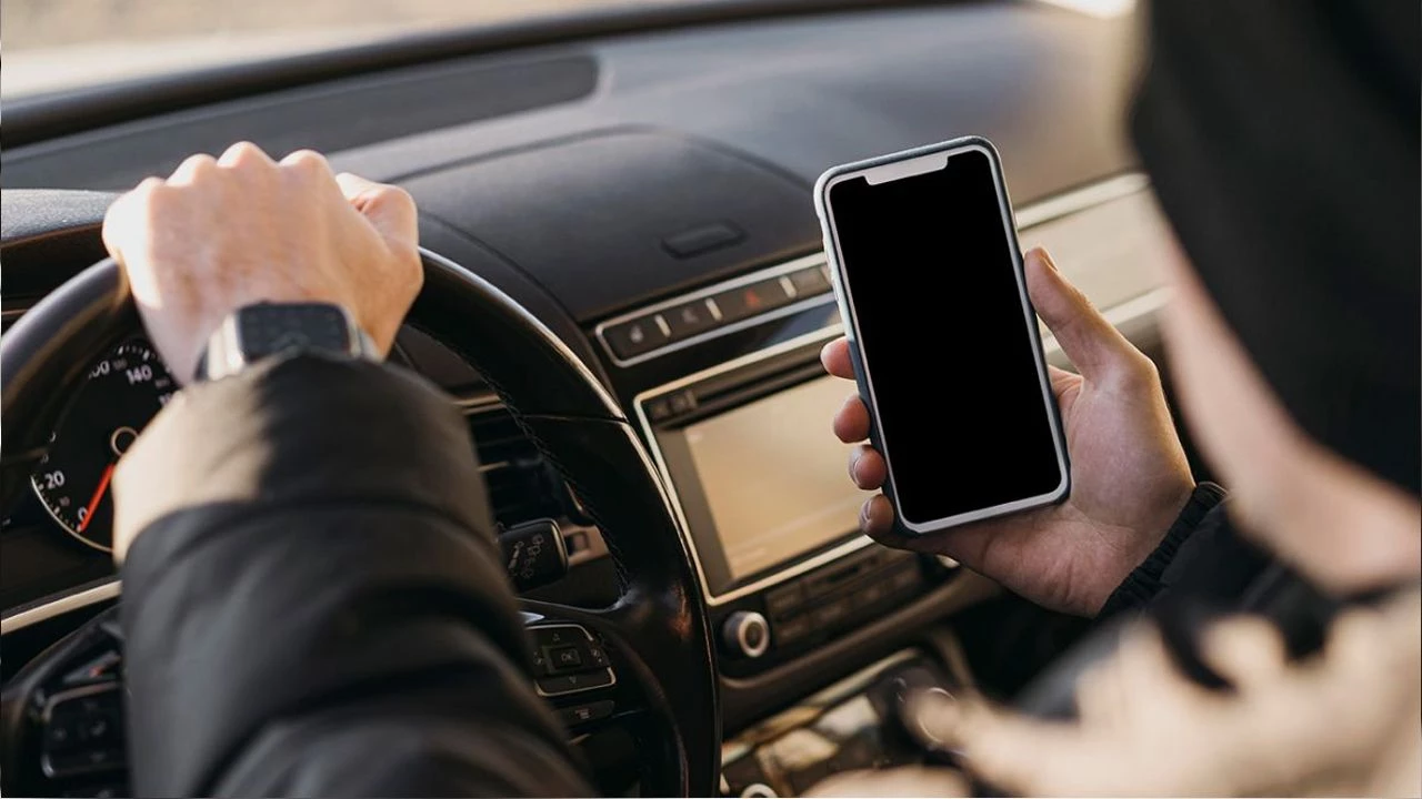 Mobiilipuhelimen käytöstä ajon aikana määrättävät sakot: milloin niitä sovelletaan?