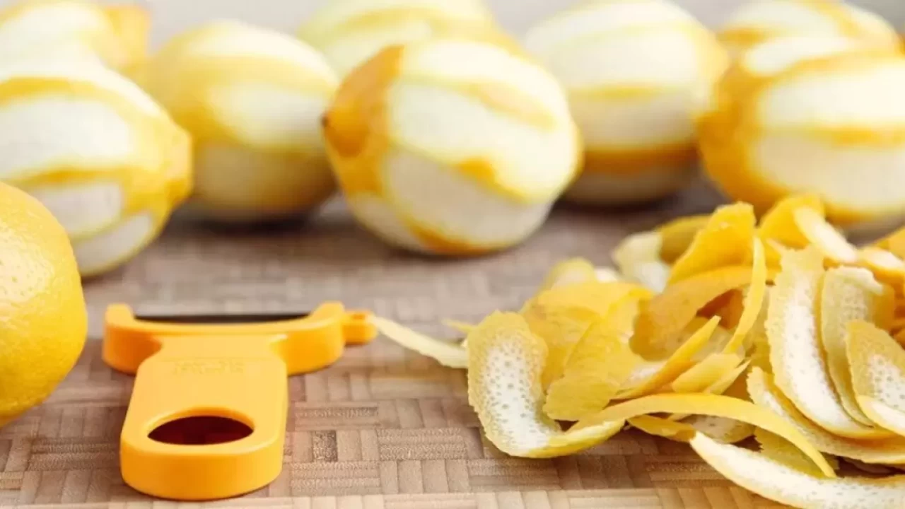 Sitruunan ja appelsiinin kuori ja etikka: mihin tätä voimakasta seosta käytetään ja miksi sitä suositellaan?