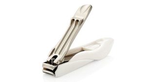 Mihin tarvitaan pieni reikä manikyyrisaksissa?