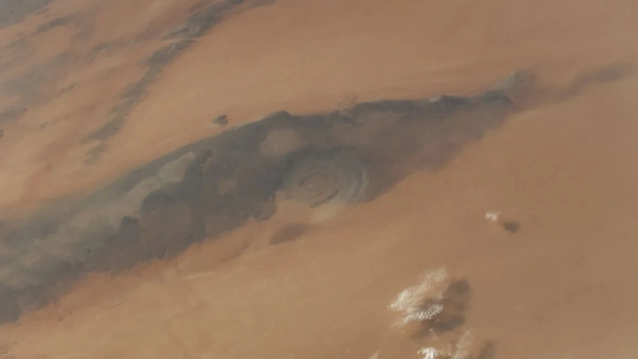 NASA otti kuvan autiomaasta ja löysi salaperäisiä ympyröitä.