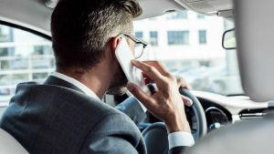 Mobiilipuhelimen käytöstä ajon aikana määrättävät sakot: milloin niitä sovelletaan?