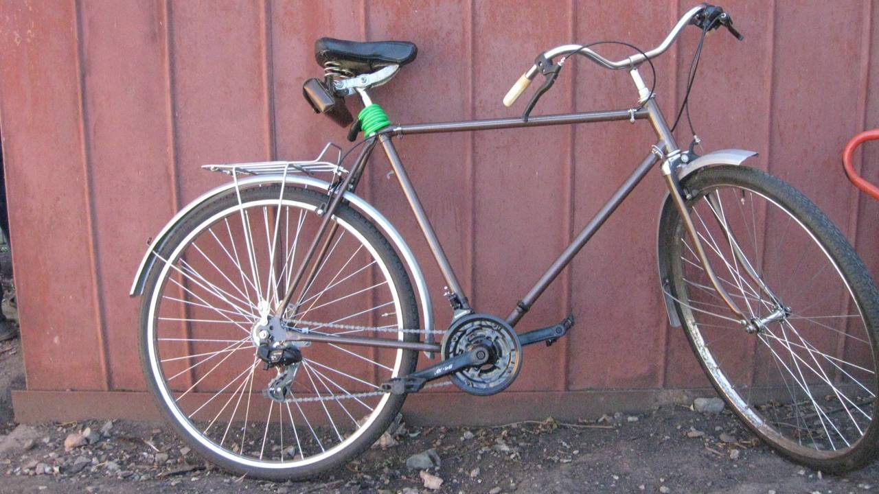 Kuinka tehdä seinävalaisin vanhasta polkupyörästä: maalaismainen sisustus kotiin