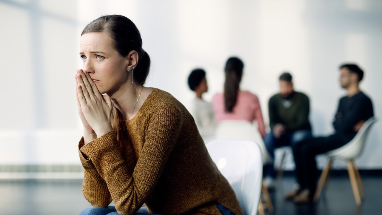 Ujous tai sosiaalinen fobia: miten erottaa luonteenpiirre ahdistuneisuushäiriöstä