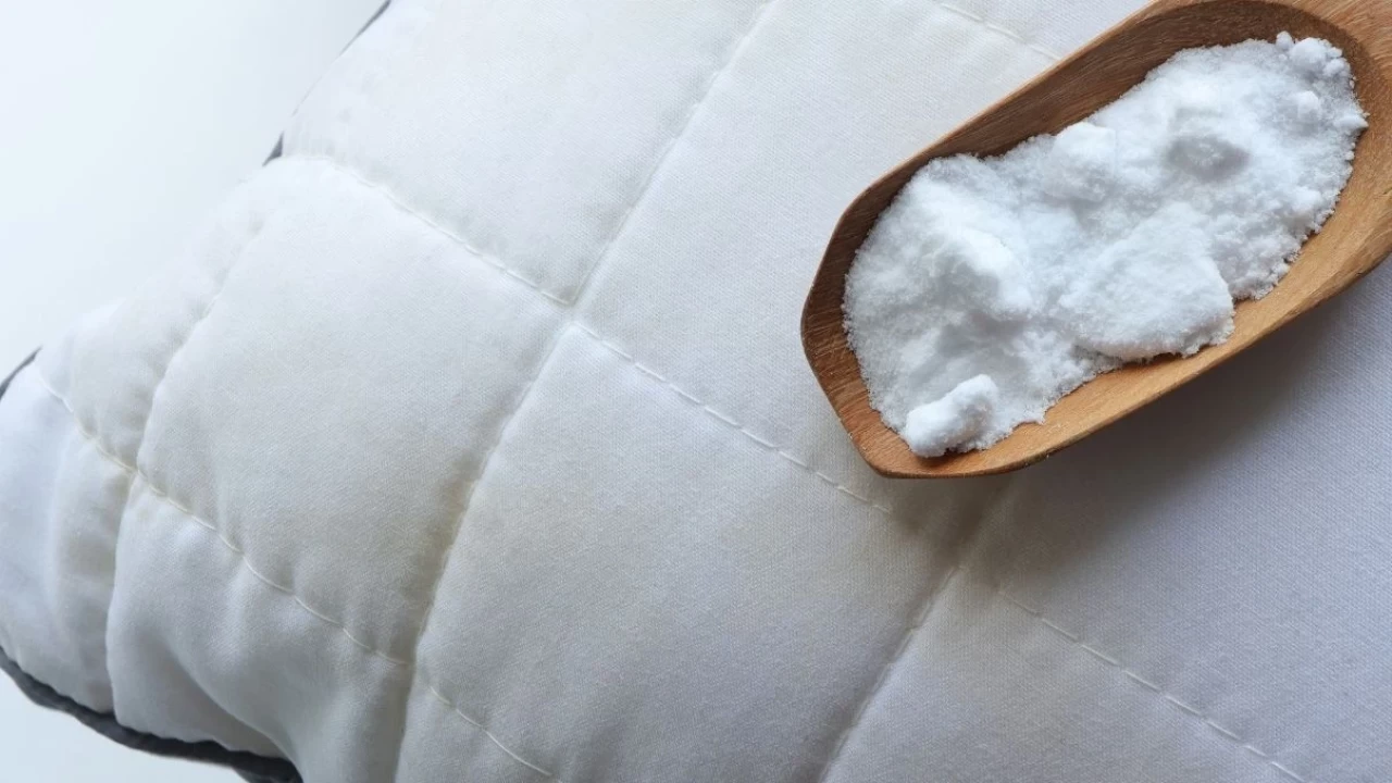 Sano hyvästit tyynyn keltaisille tahroille: yksinkertainen tapa käyttää vetyperoksidia palauttaa tyynyn valkoisuus ja alkuperäinen ulkonäkö.