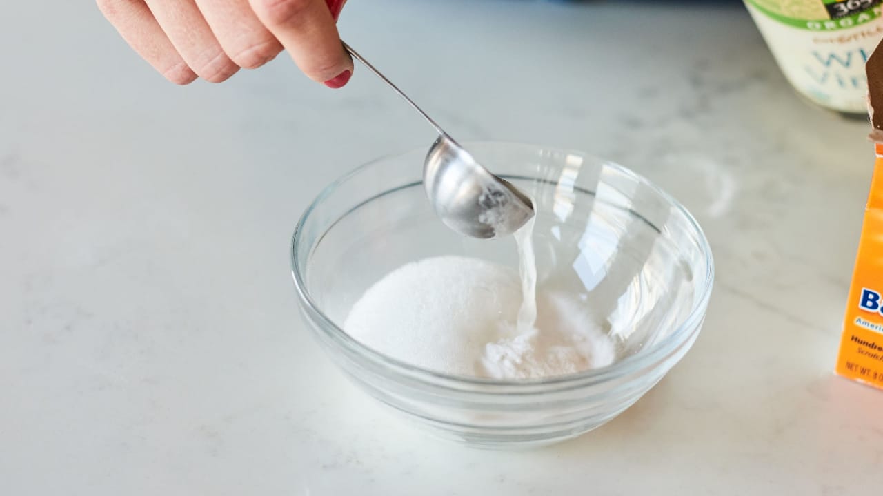 Vetyperoksidi ja ruokasooda: 100 % tehokas seos kodin syväpuhdistukseen.