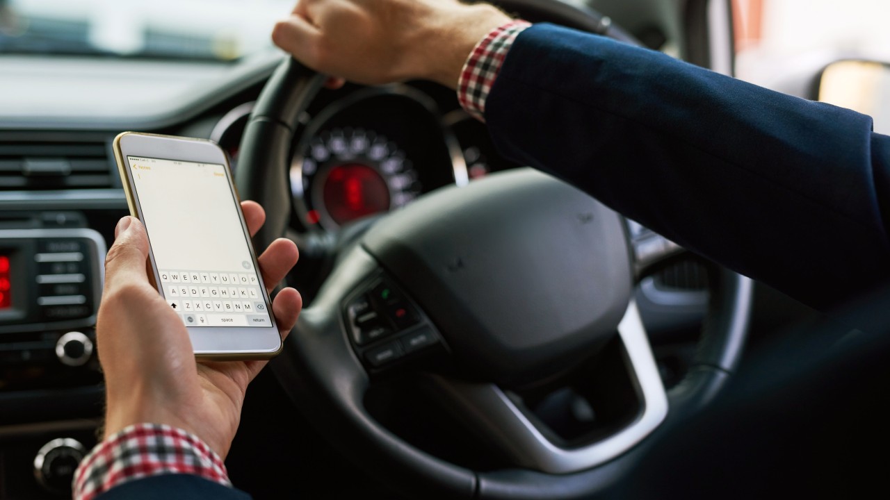 Mobiilipuhelimen käytöstä ajon aikana määrättävät sakot: milloin niitä sovelletaan?