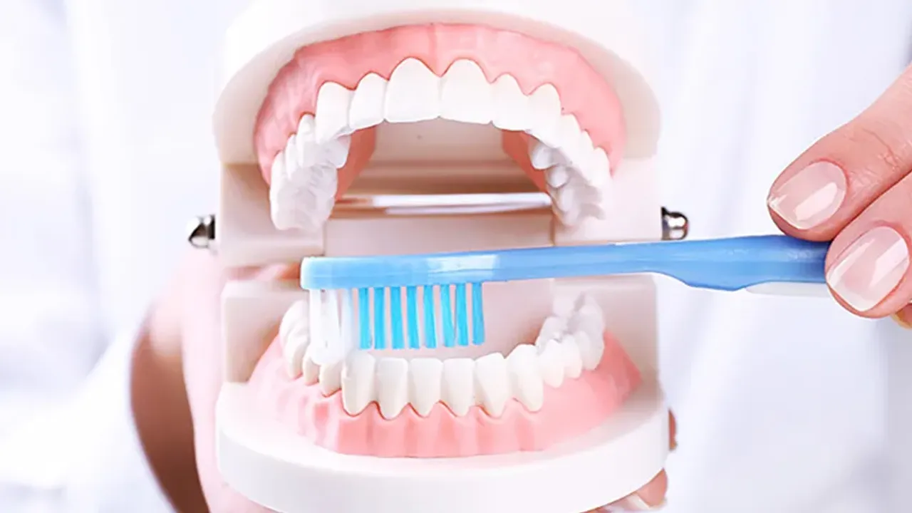 Virhe, kuten hampaiden harjaus ennen nukkumaanmenoa, voi pilata hymysi, eikä suurin osa ihmisistä edes huomaa sitä.