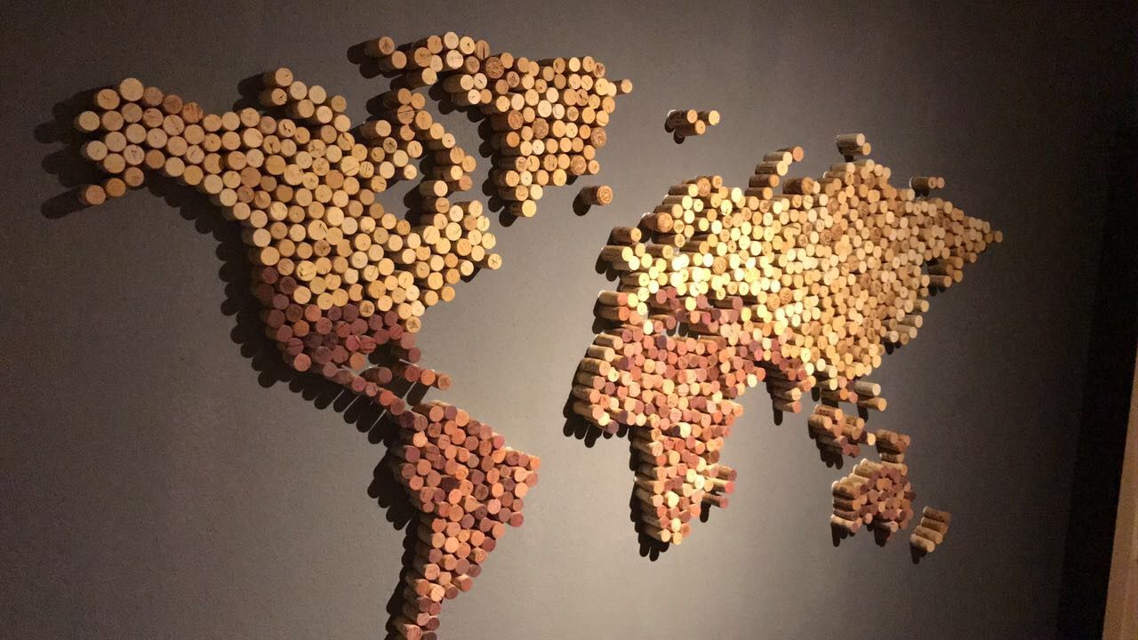 Jos olet koskaan käyttänyt korkkeja, sinulla on aarre: vaiheittainen opas niiden muuttamisesta hyödyllisiksi ja tyylikkäiksi esineiksi.