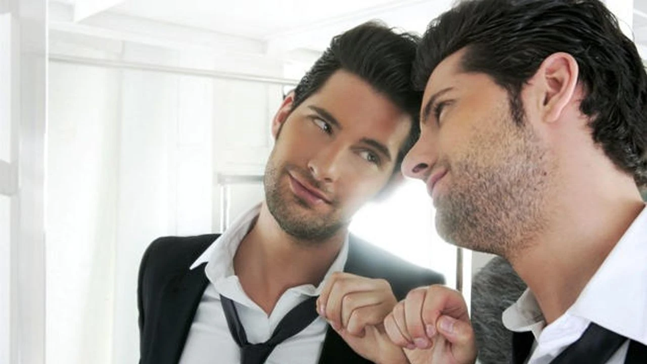 Mitkä ovat psykologian näkökulmasta narsististen ihmisten ominaisuudet ja miten heidän kanssaan tulisi toimia?