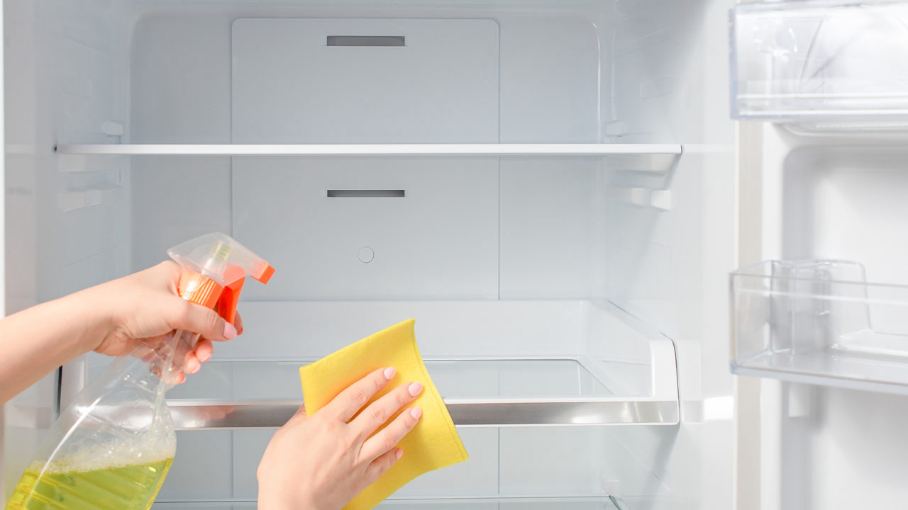 Jääkaapin pyyhkiminen vedellä ja etikalla kostutetulla liinalla: miksi se on tarpeen ja kuinka usein se on suositeltavaa?