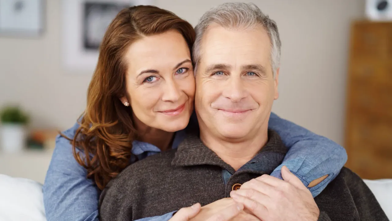 Tutkimuksen mukaan yli puolet maan yli 55-vuotiaista tukee taloudellisesti perhettään.