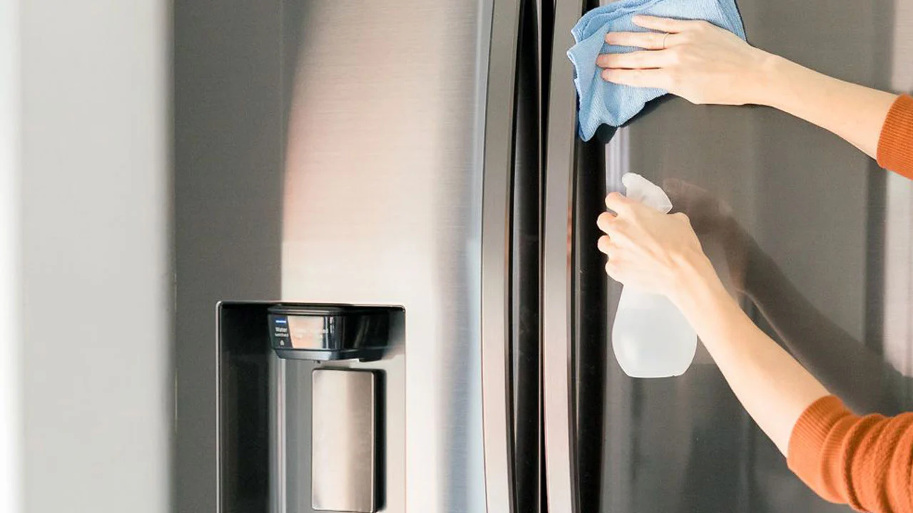 Jääkaapin pyyhkiminen vedellä ja etikalla kostutetulla liinalla: miksi se on tarpeen ja kuinka usein se on suositeltavaa?