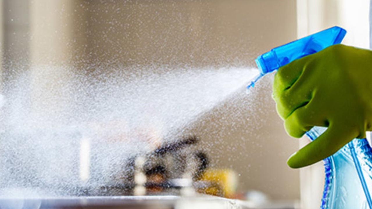 Etikan suihkuttaminen sängyn alle: mihin sitä tarvitaan ja miksi sitä suositellaan.