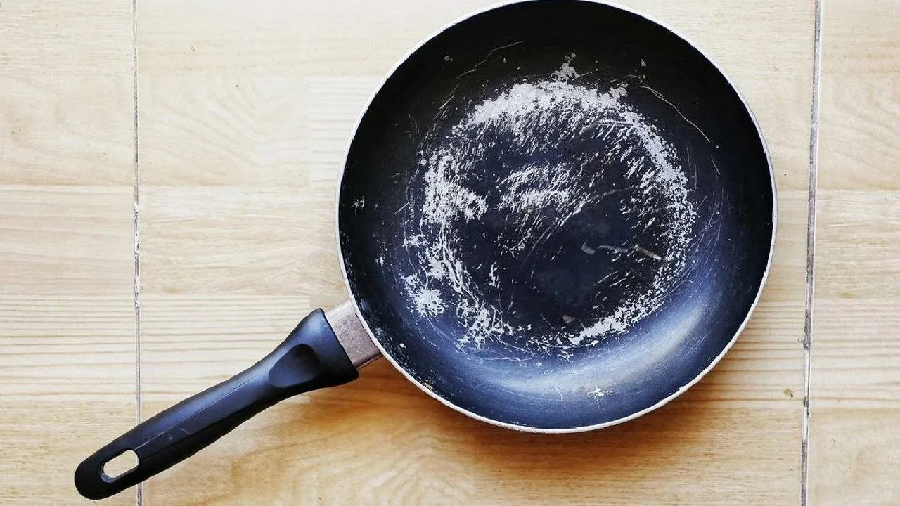 Kuinka palauttaa vanhan paistinpannun tarttumaton pinnoite kotona