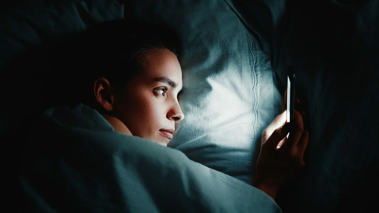 Monitahtisuus, näytöt ja huono uni: päivittäiset tottumukset, jotka neurobiologien mukaan haittaavat keskittymiskykyä.