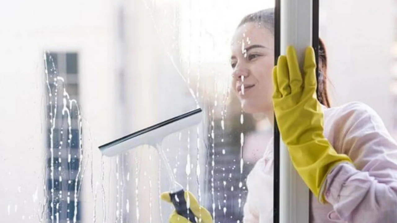 Älä heitä niitä pois, ne ovat aarteita: miksi ruokasoodan ja muovikelmun kierrättäminen voi olla avain ikkunoiden säilyttämiseen.