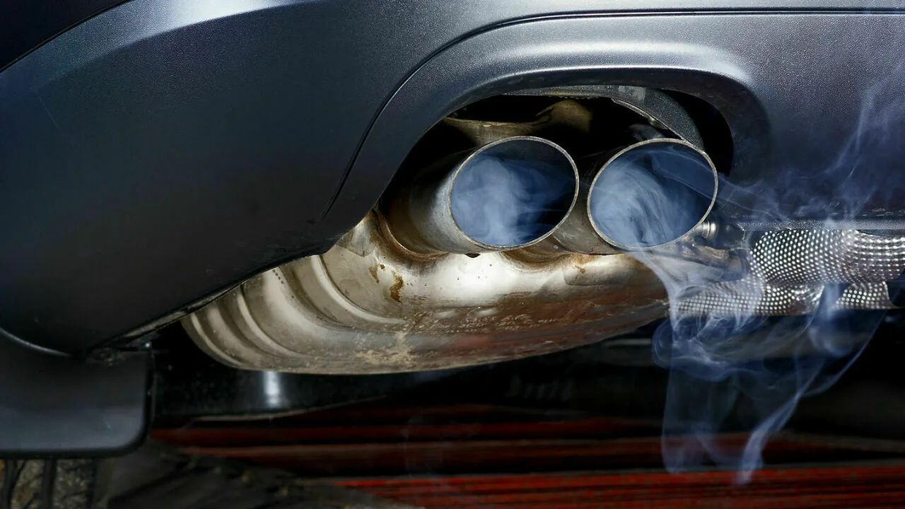 Mitä tapahtuu, jos auton pakoputkesta vuotaa vettä: milloin se on normaalia ja milloin on syytä kääntyä mekaanikon puoleen?