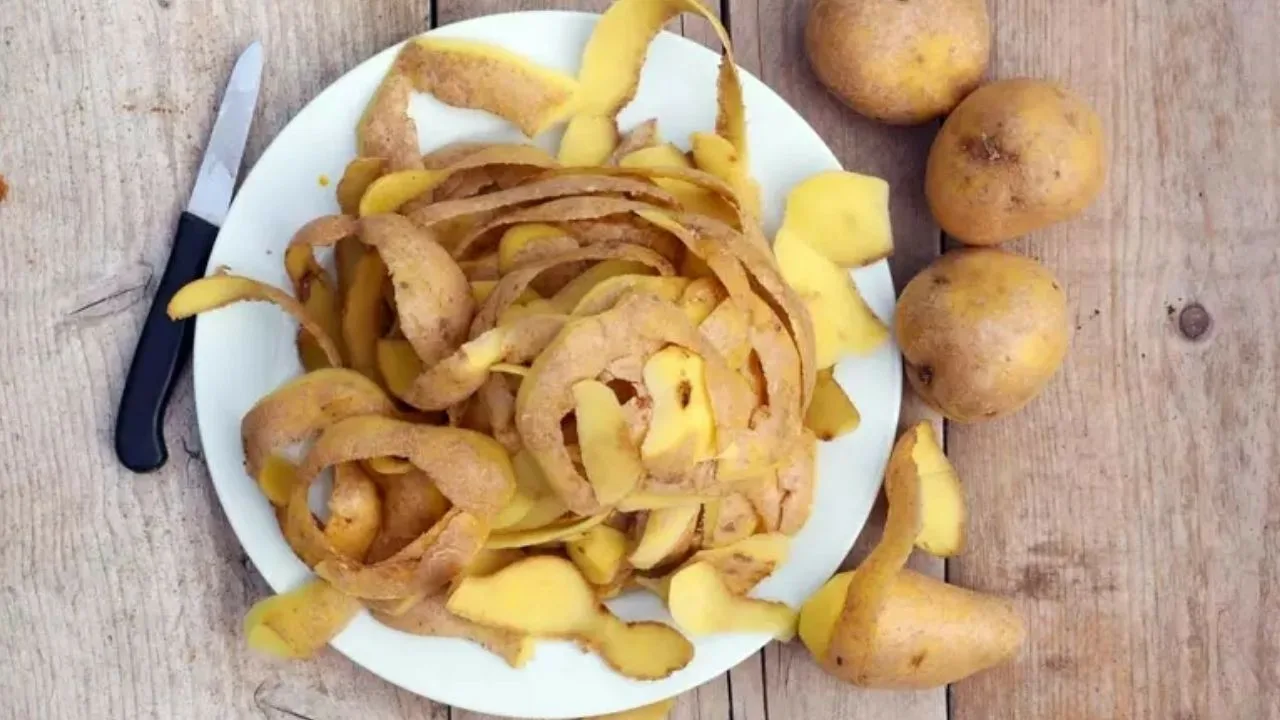 Perunankuorien sekoittaminen ruokasoodaan: miksi se on suositeltavaa ja mihin sitä tarvitaan.