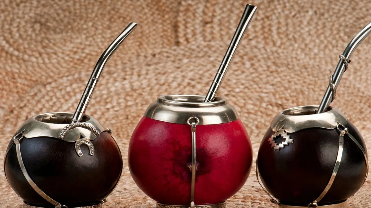 Kuinka laittaa munankuori mate-termoskannuun: miksi se on tarpeen ja milloin se on tehtävä.