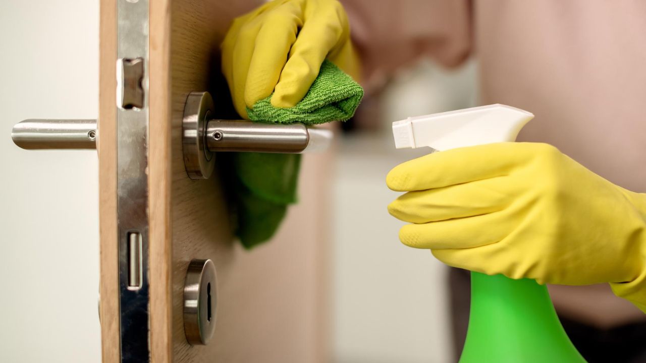 Kylpyhuoneen oven kastelu etikalla: miksi se on suositeltavaa ja mihin sitä tarvitaan.