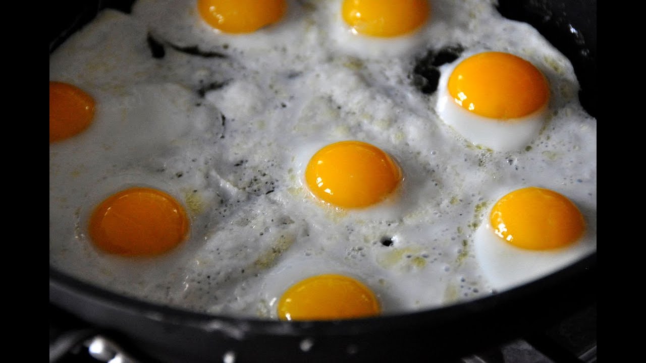 Miksi suositellaan lisäämään etikkaa pannulle munia paistaessa?