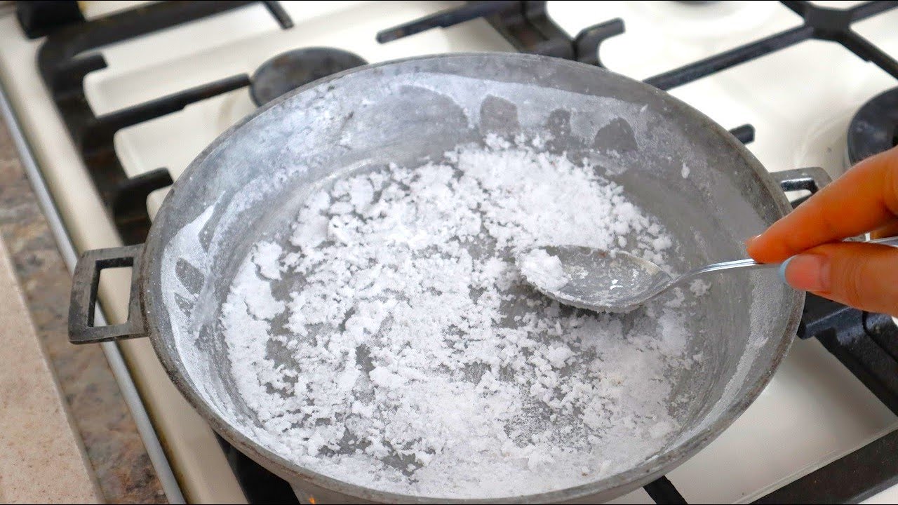 Kuinka palauttaa vanhan paistinpannun tarttumaton pinnoite kotona