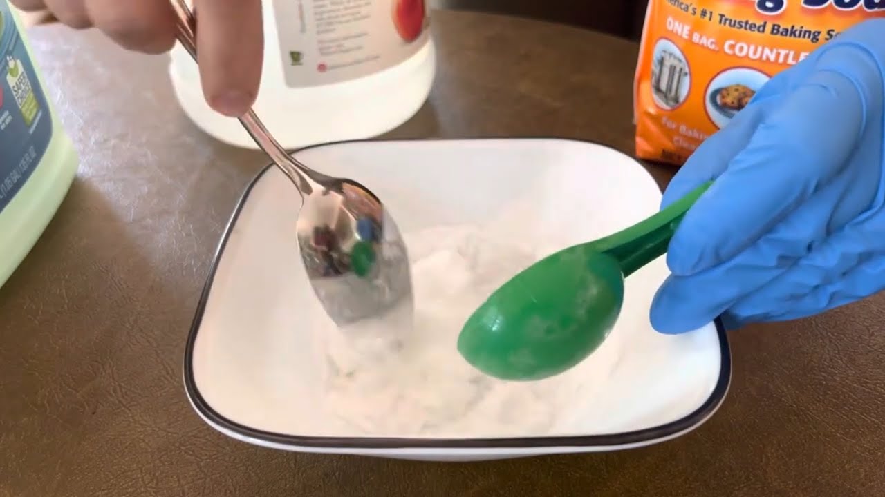 Ruokasoodan, vetyperoksidin ja valkoisen saippuan sekoittaminen: mihin sitä tarvitaan ja miten sitä käytetään.
