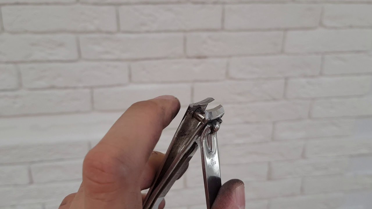 Mihin tarvitaan pieni reikä manikyyrisaksissa?