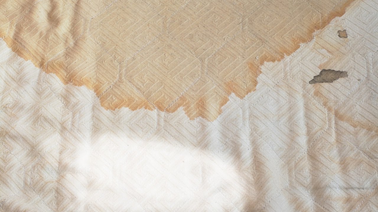 Vaiheittaiset ohjeet: kuinka käyttää etikkaa ruskeiden tahrojen poistamiseen tyynyistä ja patjoista.