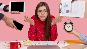 Monitahtisuus, näytöt ja huono uni: päivittäiset tottumukset, jotka neurobiologien mukaan haittaavat keskittymiskykyä.