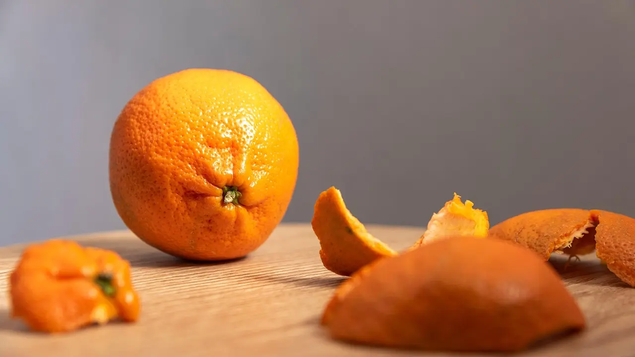 Sitruunapuu: miksi on suositeltavaa lisätä appelsiininkuoria maaperään ja mihin niitä tarvitaan.