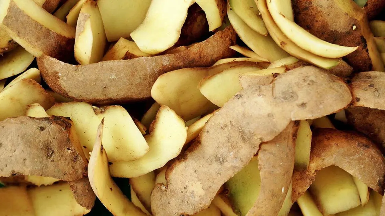 Perunankuorien sekoittaminen ruokasoodaan: miksi se on suositeltavaa ja mihin sitä tarvitaan.