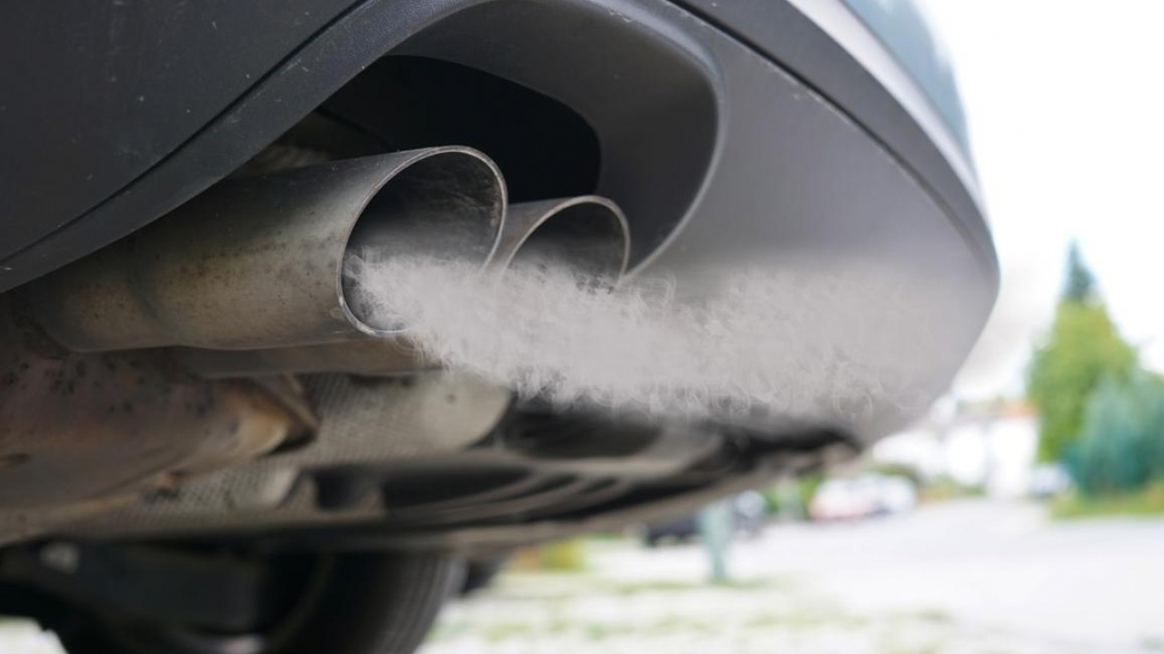 Mitä tapahtuu, jos auton pakoputkesta vuotaa vettä: milloin se on normaalia ja milloin on syytä kääntyä mekaanikon puoleen?